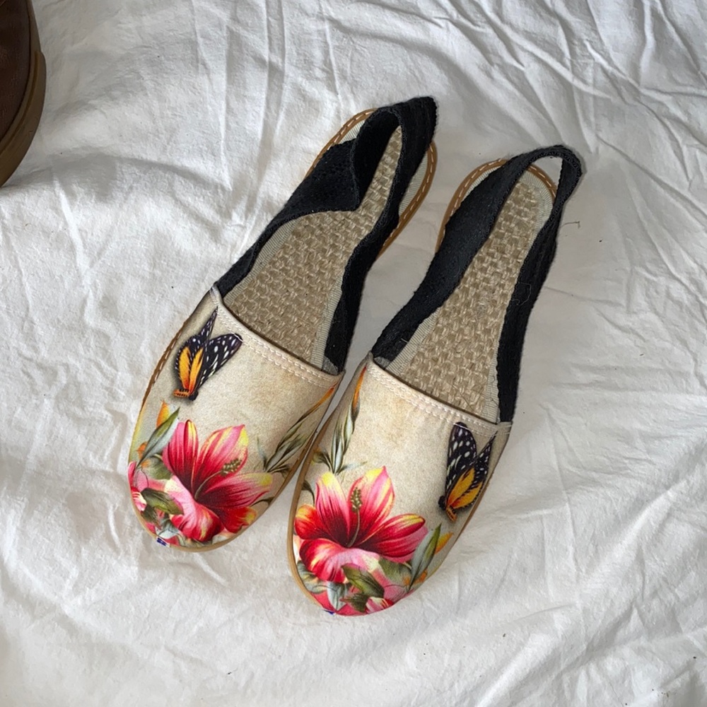 Women’s slip on alpargatas.